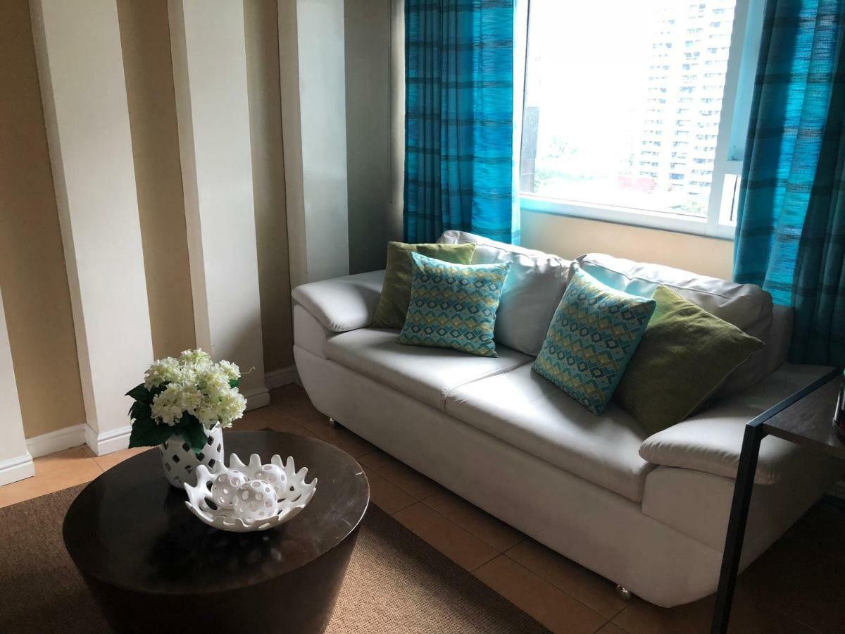 Loft Condo Beside Shangri-La Fort マニラ市 エクステリア 写真